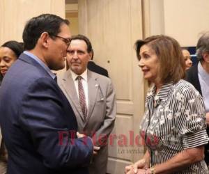 El canciller Lisandro Rosales y la presidenta de la Cámara de Representantes, Nancy Pelosi se saludan previo a la reunión. Fotos: El Heraldo Honduras.