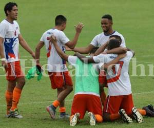 Los jugadores celebran el triunfo. Foto Grupo Opsa