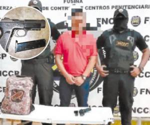 El agente Francis Okely Polanco Ávila junto a la evidencia. El arma de fuego calibre nueve milímetros fue decomisada y remitida a la Dirección Policial de investigaciones (DPI) para seguir con la investigación.