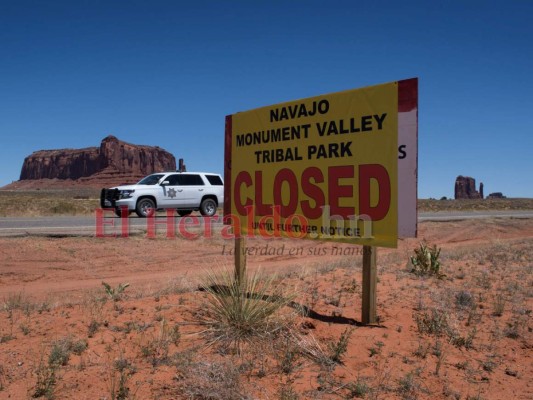 Un guardabosques del parque Navajo maneja fuera del Nación Navajo manejó el Parque Tribal Monument Valley, que ha sido cerrado debido a la pandemia Covid-19 en Arizona. Foto: Agencia AFP.