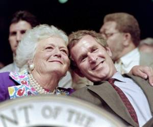 En esta foto de archivo tomada el 17 de agosto de 1992, la Primera Dama de los Estados Unidos Barbara Bush y su hijo George W. Bush asisten a la Convención Nacional Republicana de 1992 en Houston. Foto: Agencia AFP.