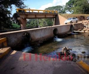 En Tencoa, Santa Bárbara, aún no remueven los escombros del puente que cayó durante los huracanes. Foto: Jhony Magallanes/El Heraldo