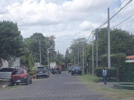 La Policía allana la vivienda del exguerrillero y disidente del Frente Sandinista Hugo Torres. Foto: Confidencial Nicaragua.