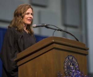 ARCHIVO - En esta foto del 9 de mayo del 2018, la jueza federal Amy Coney Barrett habla en la ceremonia de graduaciÃ³n en la escuela de derecho de la Universidad de Notre Dame en South Bend, Indiana. (Robert Franklin/South Bend Tribune vÃ­a AP)
