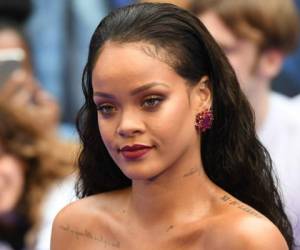 Rihanna dejó a muchos con la boca abierta al mostrar que ha subido una cuantas libras. Foto: AFP