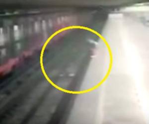 El impactante momento ocurrió en la estación Tepito de la Línea B de la Ciudad de México. Foto captura YouTube