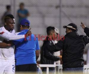 Kevin Álvarez y Osman Madrid en plena discusión en el clásico nacional Olimpia vs Marathón. (Foto: Juan Salgado / Grupo Opsa)