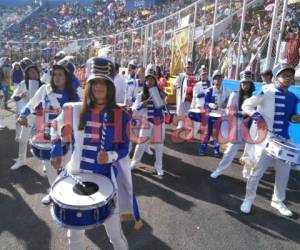 El Instituto Intiam a su paso por el Estadio Nacional puso al público a moverse con su contagioso ritmo. Honduras celebra este 15 de septiembre el 196 aniversario de independencia. Foto: Johny Magallanes / EL HERALDO.