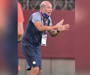 El entrenador de Honduras, Miguel Falero, hace gestos durante el partido de fútbol de primera ronda del grupo B masculino de los Juegos Olímpicos de Tokio 2020 entre Honduras y Rumania en el Estadio Ibaraki Kashima en Kashima el 22 de julio de 2021. Foto: AFP