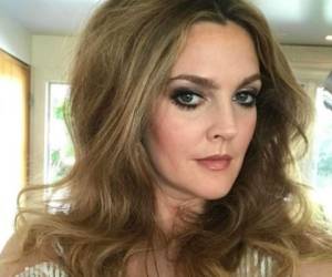 Drew Barrymore golpeó su cabeza contra el cemento mientras grababa una escena. Foto: Instagram