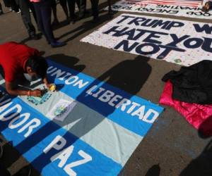 Los migrantes improvisaron pancartas con mantas en las que dibujaron las banderas de México, Honduras y Estados Unidos, algunos otros escribieron lemas como '#Todos somos hermanos', 'Gracias México por albergar a nuestros hijos', 'Trump no somos tus enemigos'.