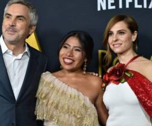 Alfonso Cuarón, Yalitza Aparicio y Marina de Tavira durante la gala de estreno de la cinta Roma.