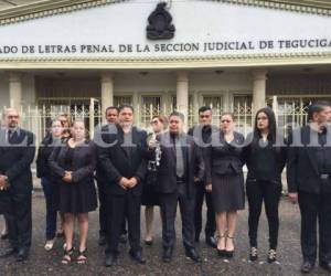 Un grupo de abogados protestaron el lunes en los juzgados capitalinos por el estado de indefencsón en el que se encuentran los profesionales de las Ciencias Jurídicas, foto: Marvin Salgado/El Heraldo Honduras/Noticias de Honduras.