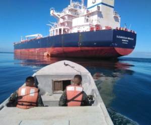 Miembros de la Dirección General de la Marina Mercante hondureña trabajan en la búsqueda.