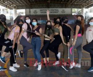 Las nueve centralistas que conforman el cuadro de palillonas están listas para desfilar el 15 de septiembre. Foto: Alex Pérez/El Heraldo