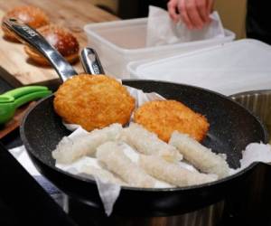 Los comensales del restaurante aseguran que la carne es deliciosa y que en efecto sabe a pollo. FOTOS: AFP