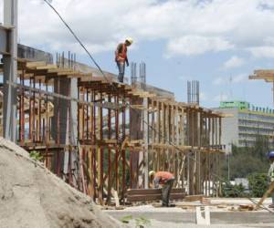 Trabajos de función del piso en la segunda planta del mercado.Foto: Alejandro Amador/El Heraldo