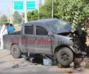 El automotor impactó contra uno de los postes que sostiene las señalizaciones en el desvío a Valle de Ángeles. Fotos: David Romero / EL HERALDO.