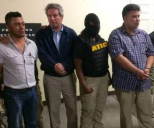 Rossel Arturo Euraque (de camisa azul cuadriculada), cobraba cheques de los abogados que habían fallecido. Foto: Cortesía Twitter Ministerio Público