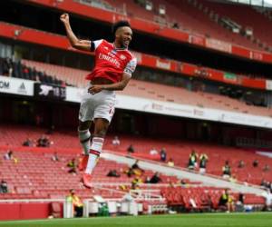 El delantero gabonés del Arsenal, Pierre-Emerick Aubameyang, celebra después de marcar un gol durante el partido de fútbol de la Premier League inglesa entre Arsenal y Norwich City en el Emirates Stadium de Londres. Foto: Agencia AFP.