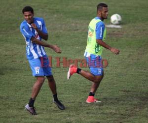 Henry Figueroa junto al volante de Honduras Álex López. (Foto: Juan Salgado / Grupo Opsa)