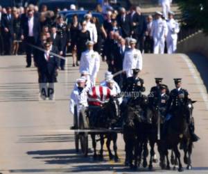 Familiares, incluida Cindy McCain, centro atrás, siguen una cureña tirada por caballos que transporta el féretro del senador John McCain al cementerio de la Academia Naval de Estados Unidos en Annapolis, Maryland, domingo 2 de septiembre de 2018. McCain murió de un tumor cerebral el 25 de agosto. Tenía 81 años.