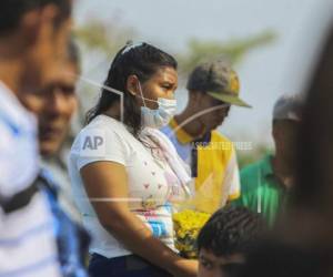 Una mujer, con mascarilla para protegerse del coronavirus, asiste a un entierro en el cementario Central de Managua, Nicaragua. Foto: AP.