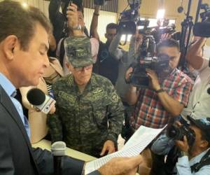 El líder de la oposición hizo la exigencia públicamente ante las Fuerzas Armadas en el Parque El Soldado. Foto: EL HERALDO.