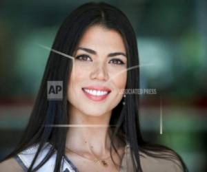 En esta imagen, tomada el 8 de noviembre de 2018, la venezolana Andrea Díaz, Miss Chile, posa para una fotografía en una clase de modelaje en Santiago, Chile.