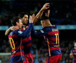 Messi, Suárez y Neymar celebran el penal que le anotaron al Celta.