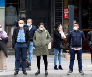 Se recomendará el uso de mascarillas y algunas empresas las suministrarán a sus empleados. Foto: Agencia AFP.