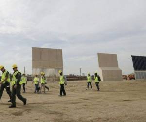 Muros prototipo de Trump sobresalen en desierto fronterizo de México y Estados Unidos.