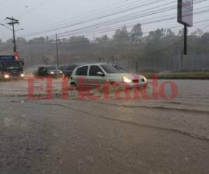 Las calles de Tegucigalpa se encuentran inundadas ante la torrencial lluvia que se reporta este viernes. (Foto: EL HERALDO)