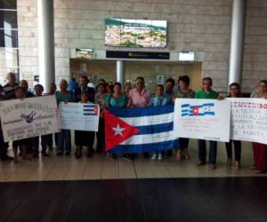 Los médicos cubanos al momento de llegar al Internacional Aeropuerto de Toncontín. Foto: Ricardo Sánchez / El Heraldo.