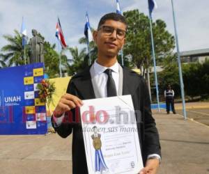 El ingeniero Cruz invitó a los aún estudiantes de la UNAH a no desanimarse y continuar luchando por sus metas y objetivos, pues el éxito no se logra de manera fácil. Fotos y video: Johny Magallanes/EL HERALDO.