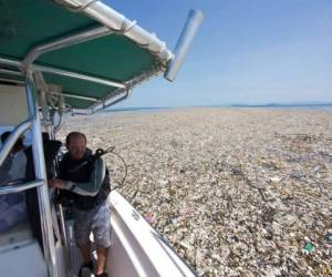 Un equipo de expertos se lanzó al Mar Caribe a explorar la enorme isla de basura. Foto: Caroline Power.