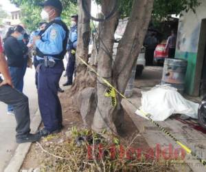 El ahora occiso se encontraba sentado sobre una motocicleta cuando sujetos armados lo acribillaron. Foto: Estalin Irías/EL HERALDO.