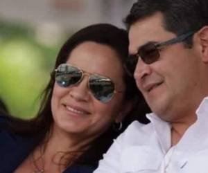 Esta fue la imagen que compartió el mandatario junto a su esposa.