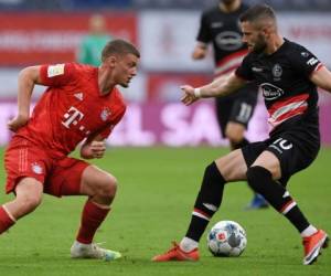 Mickael Cuisance (izquierda) y Valon Berisha (derecha) se disputan el balón en el partido entre el Bayern Munich v Fortuna Duesseldorf. Foto: AFP