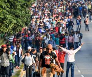 Decenas de hondureños emprendieron su camino hacia Estados Unidos este sábado desde la Gran Central Metropolitana de San Pedro Sula hacia la frontera norte del país en busca del 'sueño americano'. Fotos Orlando Sierra AFP
