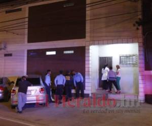 Agentes policiales continúan vigilando el centro para evitar otro intento de fuga. Foto: Alejandro Amador / EL HERALDO.