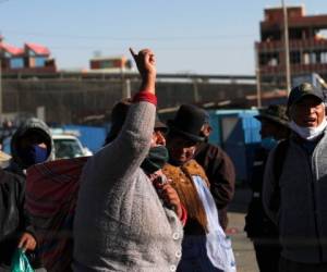 Manifestantes con tapabocas para evitar los contagios del coronavirus protestan por el aplazamiento de las próximas elecciones presidenciales en El Alto, Bolivia, el miércoles 5 de agosto de 2020.