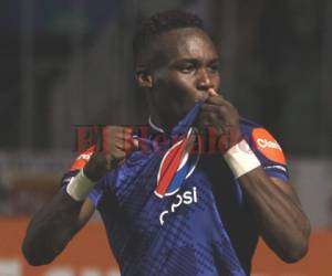 Rubilio Castillo celebrando uno de los goles de Motagua en el estadio Nacional en la final ante Real España. Foto: Johnny Magallanes / El Heraldo.