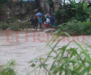 Varias familias ya fueron evacuadas por la crecida de ríos y quebradas en Honduras. Foto: Alex Pérez/ EL HERALDO