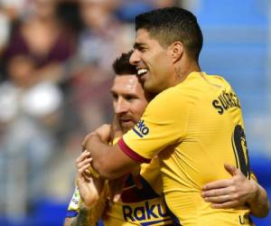 Luis Suárez festeja tras anotar el tercer gol del Barcelona junto a Lionel Messi en la victoria 3-0 ante Eibar en la Liga española. Foto: AP.