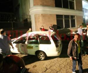 Compañeros taxistas de la víctima llegaron hasta la morgue capitalina, foto: Jimmy Argueta / EL HERALDO.