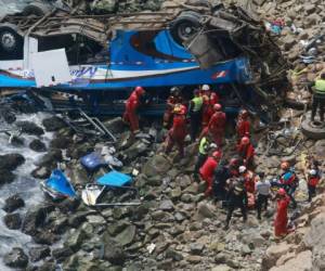 El coronel Dino Escudero dijo a la radioemisora RPP que la colisión hizo que el autobús se desplomara a una playa. Foto: AFP PHOTO / ANDINA / HO