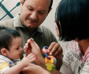 Se establece que el niño debe recibir de su padre y madre el cuidado y la atención de las necesidades materiales.