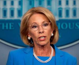 Betsy DeVos, insistió en la necesidad de reabrir las escuelas.