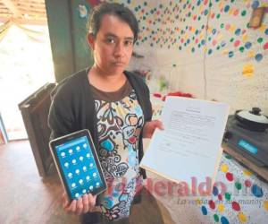 Los padres de familia firmaron un acta donde se hacen responsables de cualquier daño a la tablet. Foto: El Heraldo